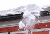 Взыскание ущерба при падении снега и льда с крыши в Екатеринбурге